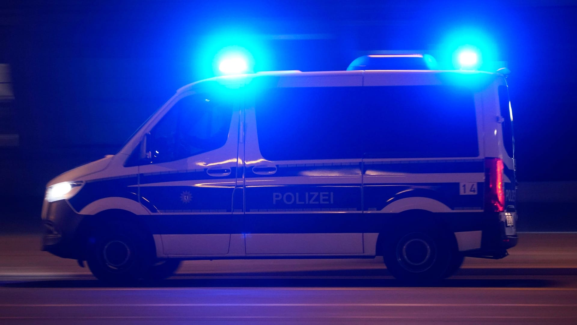 Ein Fahrzeug der Polizei während einer Einsatzfahrt Ein Fahrzeug der Polizei während einer Einsatzfahrt