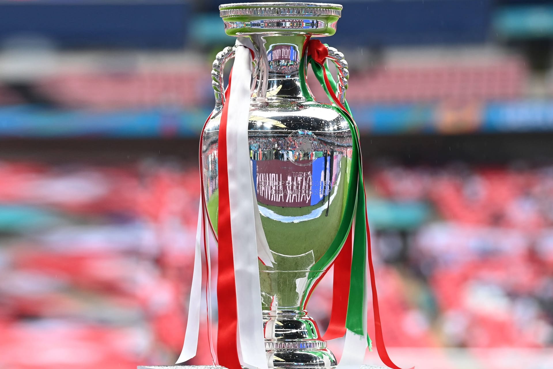 Ziel aller Träume beim Turnier 2024 in Deutschland: Der EM-Pokal.