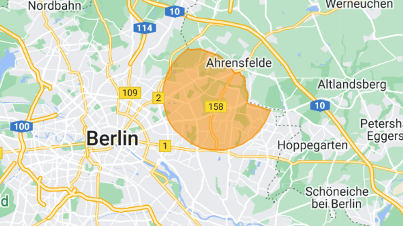 Für das orange markierte Gebiet gilt am Donnerstagmorgen eine Warnmeldung in Berlin. Dort zieht eine Rauchgaswolke über die Stadt.