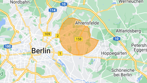 Für das orange markierte Gebiet gilt am Donnerstagmorgen eine Warnmeldung in Berlin. Dort zieht eine Rauchgaswolke über die Stadt.