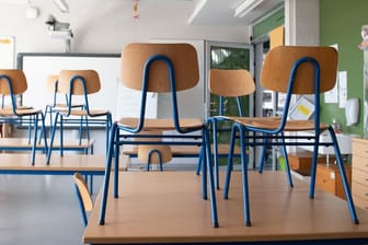 Stühle stehen in einem Klassenzimmer auf den Tischen (Symbolbild): Das Schulministerium in NRW hat bei Google äußerst schlechte Bewertungen.
