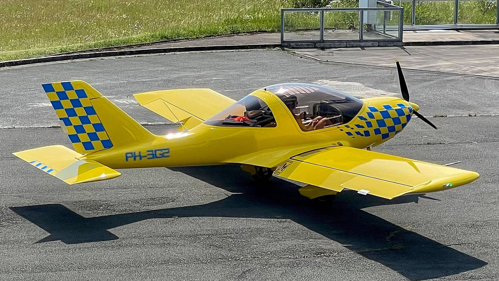 Ein Keinflugzeug vor dem Start (Symbolbild): In England ist ein Pilot auf einer Autobahn notgelandet. Ein Keinflugzeug vor dem Start (Symbolbild): In England ist ein Pilot auf einer Autobahn notgelandet.