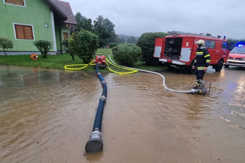 Überschwemmungen in Deutschlandsberg in Österreich: Der Ort steht unter Wasser, die Feuerwehr muss abpumpen.