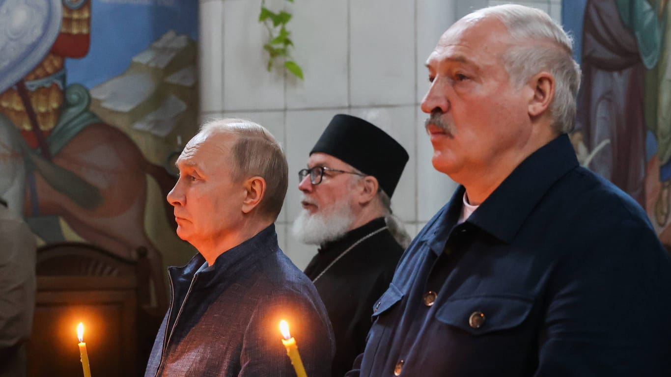 Putin und Lukaschenko gemeinsam in einer Kapelle: Belarus ist im Ukraine-Krieg Russlands wichtigster Verbündeter.