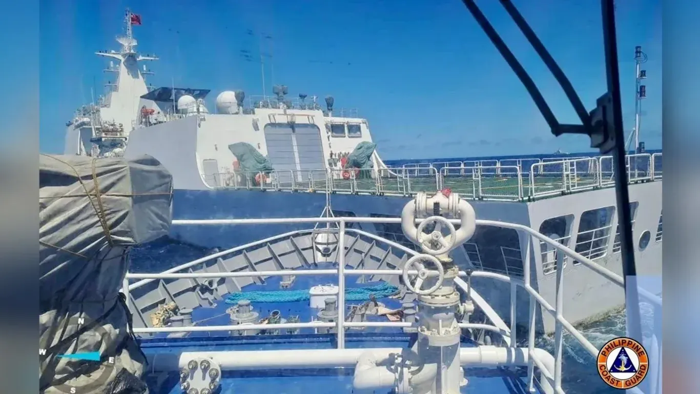 Das Foto zeigt offenbar, wie ein Schiff der chinesischen Küstenwachen den Philippinen den Weg versperrt.