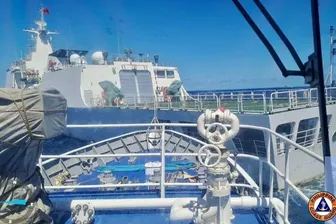 Das Foto zeigt offenbar, wie ein Schiff der chinesischen Küstenwachen den Philippinen den Weg versperrt.