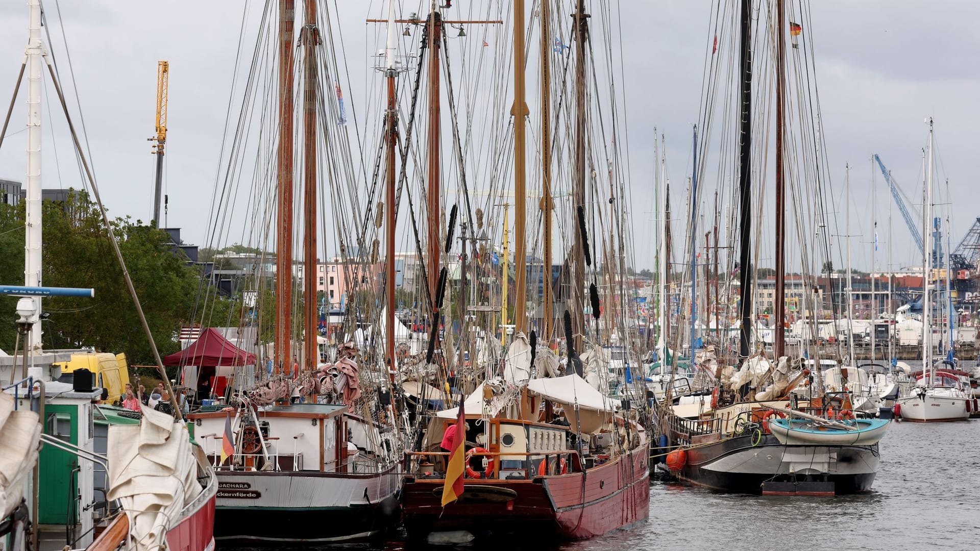 Rostock: Hier findet die 32. Hanse Sail statt.