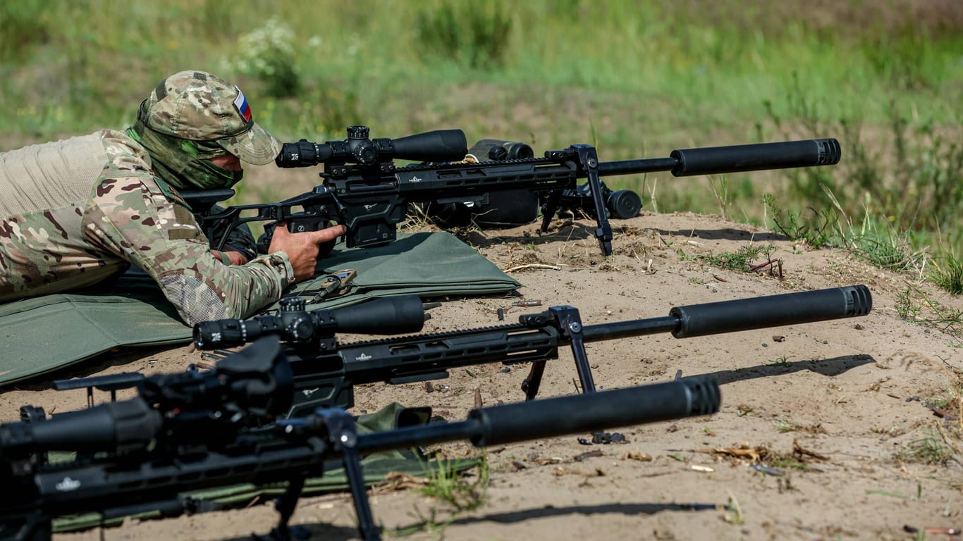 Russische Scharfschützen (Symbolbild): Mithilfe der deutschen Maschinen sollen Gewehre für Scharfschützen hergestellt worden sein.