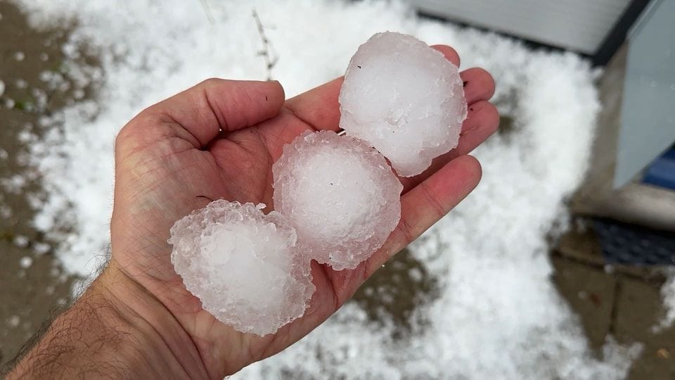 Große Hagelkörner auf der Hand: Die Größe von Hagel wird von Versicherern weltweit dokumentiert.