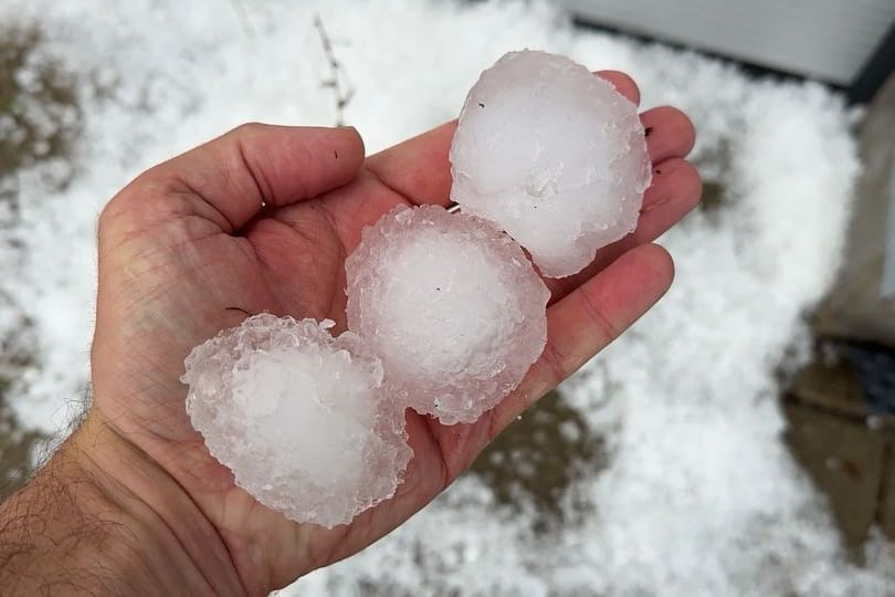 Große Hagelkörner auf der Hand: Die Größe von Hagel wird von Versicherern weltweit dokumentiert.