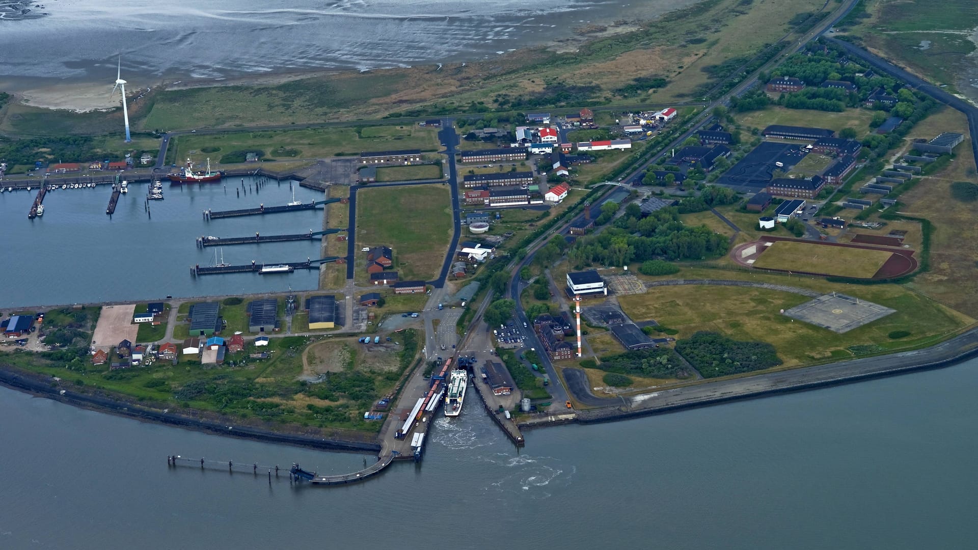 Luftbild vom Hafen auf Borkum (Archivfoto): Die Schifffahrt soll nicht beeinträchtigt werden.