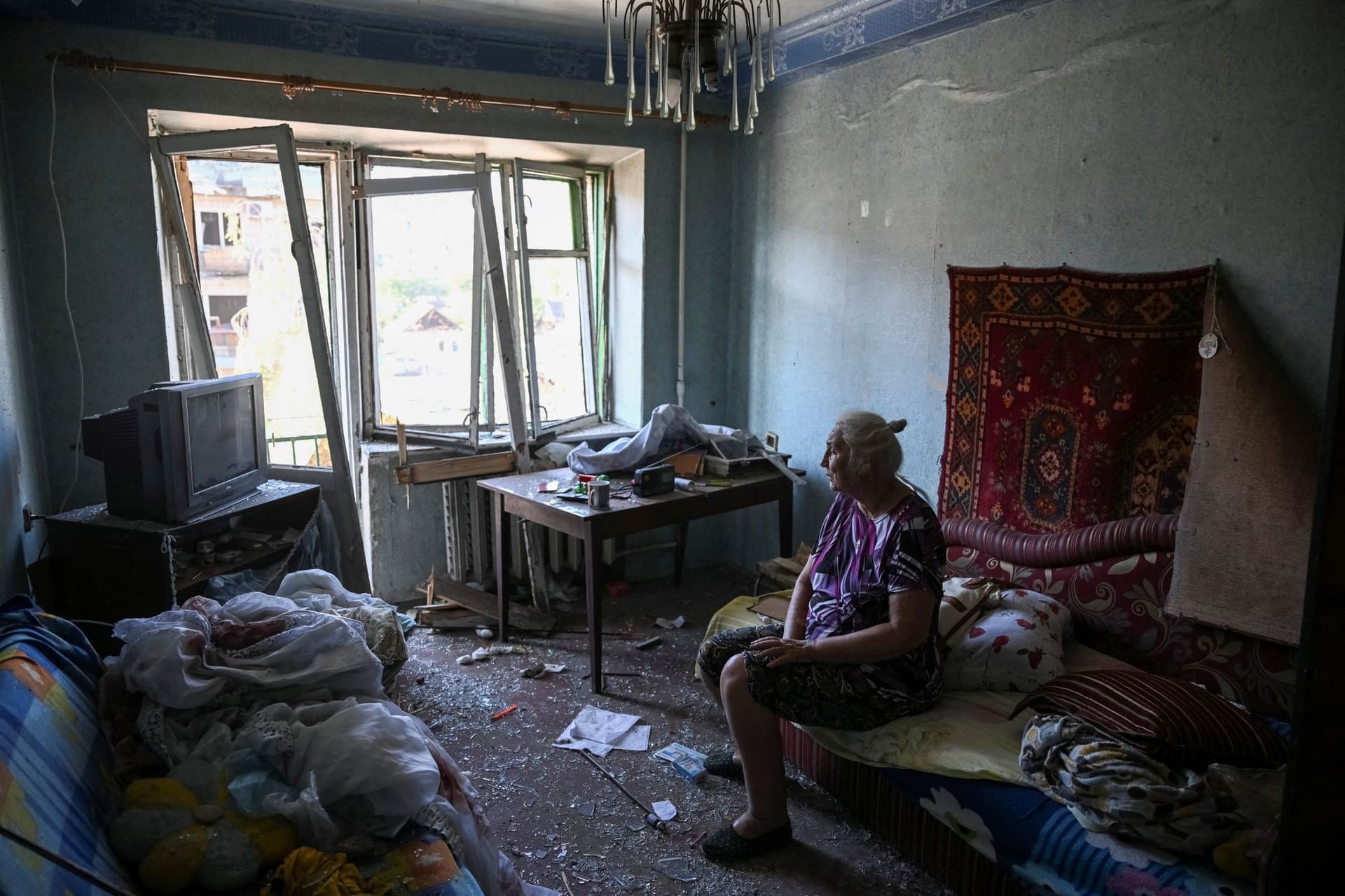 Nach dem russischen Angriff: Die 75-jährige Lydia sitzt in den Trümmern ihrer Wohnung.