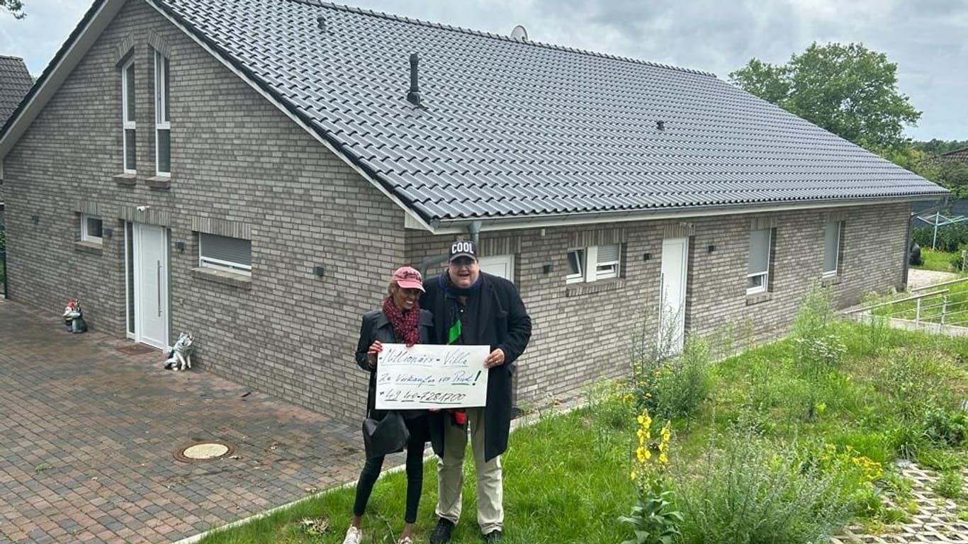 Andreas Ellermann und Nadja Abd-el Farrag vor der Immobilie: Gemeinsam suchen die beiden nach einem neuen Eigentümer.
