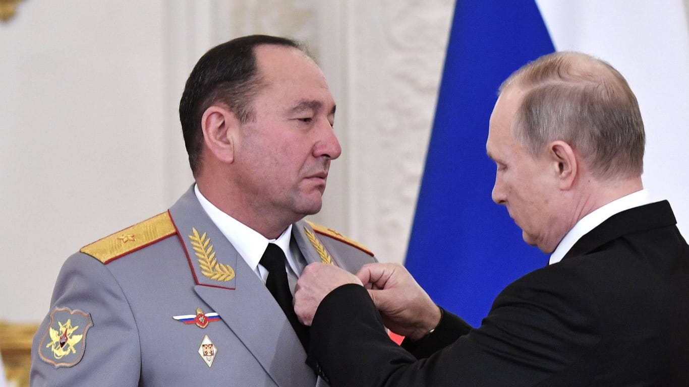 Wladimir Putin zeichnet Gennadi Schidko mit einem Orden aus (Archivbild): Der Ex-Kommandeur fiel später in Ungnade.