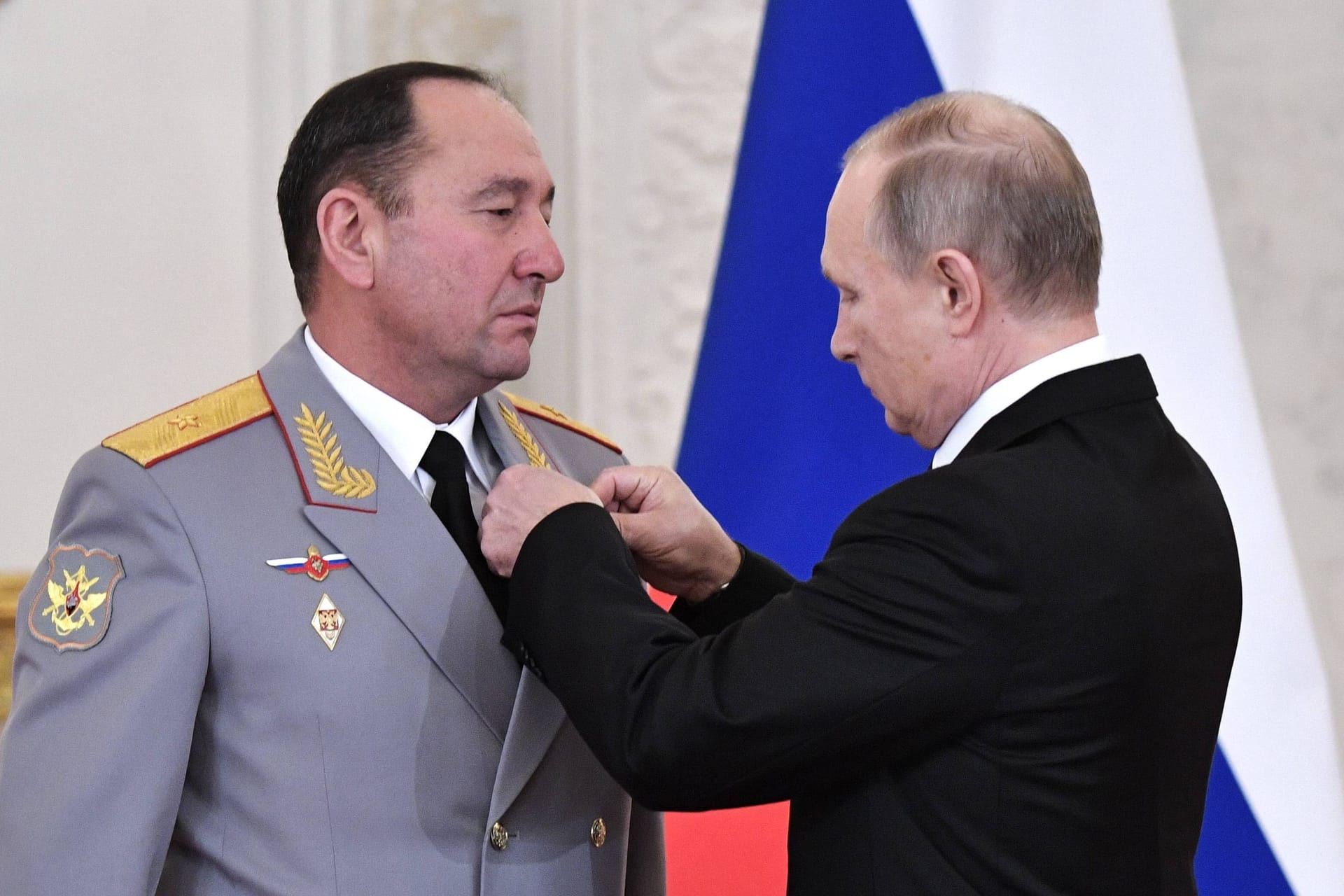 Wladimir Putin zeichnet Gennadi Schidko mit einem Orden aus (Archivbild): Der Ex-Kommandeur fiel später in Ungnade.