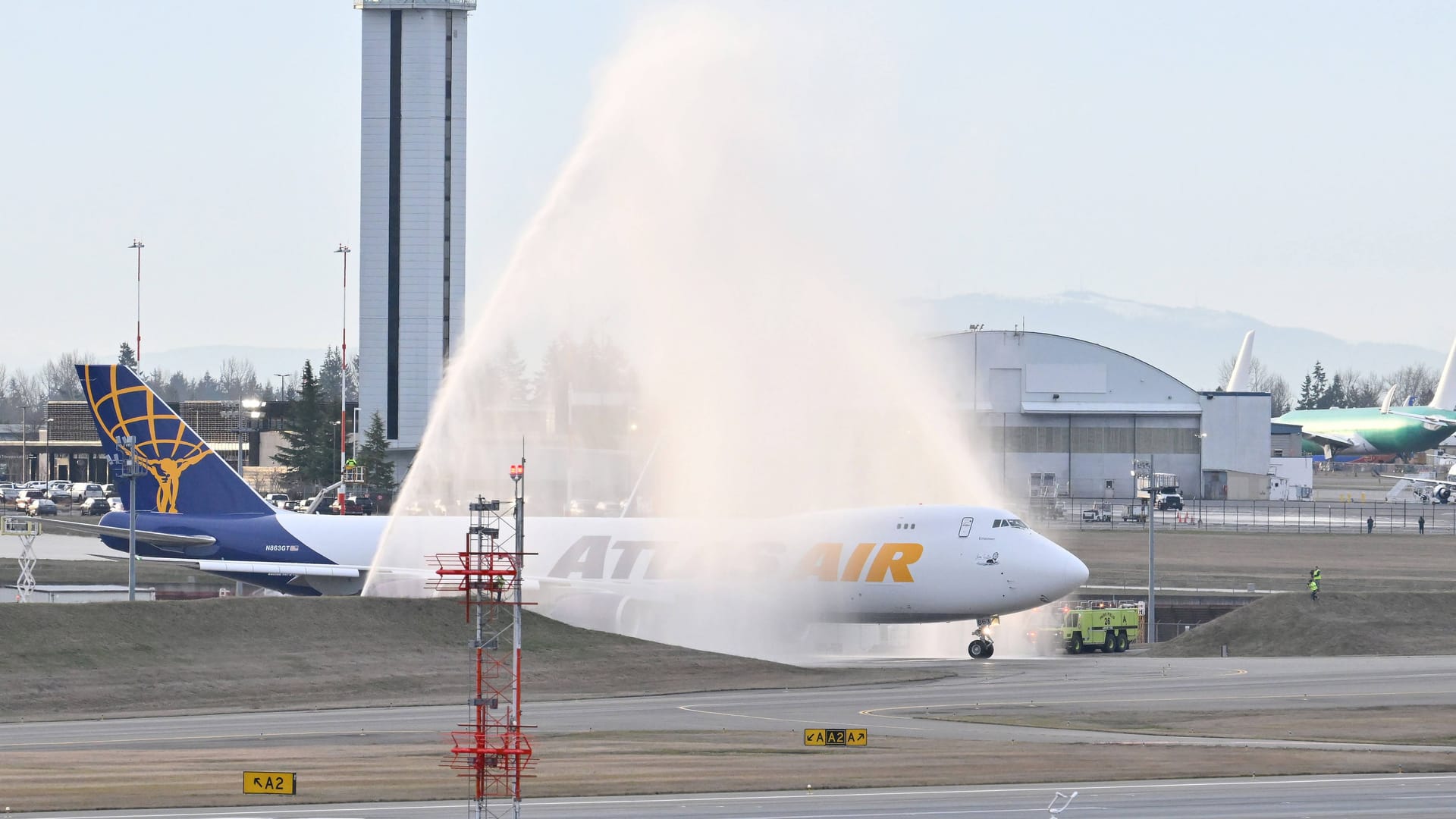 Eine Boeing 747 von Atlas Air unter einer Wasserfontäne (Archivfoto): Der Flugzeugtyp wird nicht mehr gebaut.