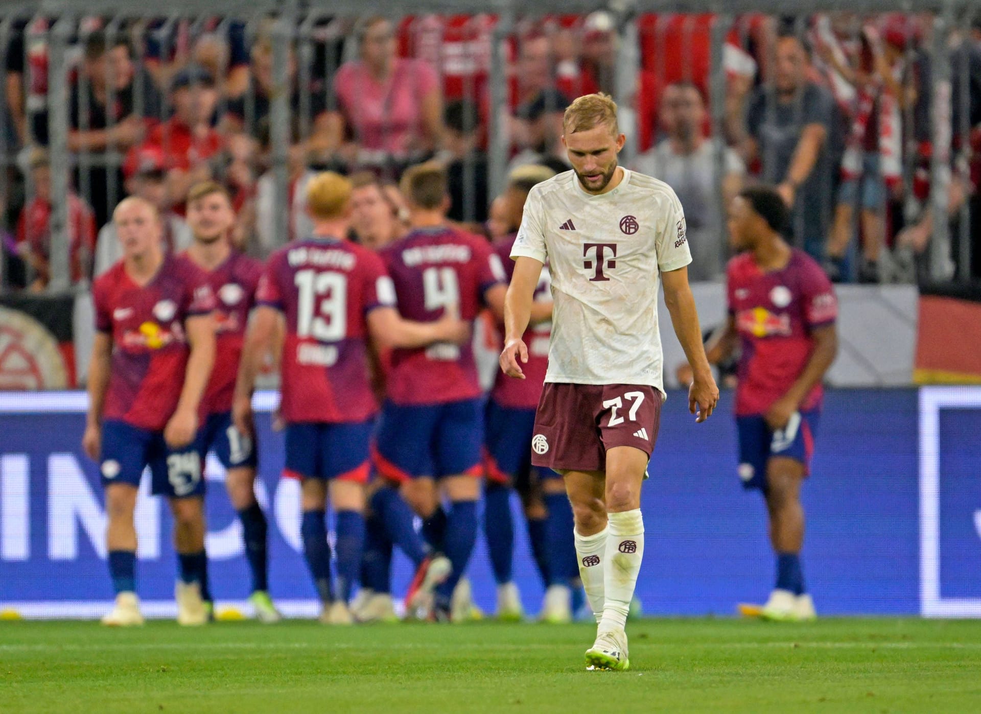 Konrad Laimer (bis 45.): Übernahm wie in sämtlichen Testspielen auch gegen Leipzig Goretzkas Platz in der Startelf. Kam beim 0:1 zu spät und konnte Olmo nicht mehr am Treffer hindern. Auch beim 0:2 ließ der Spanier ihn ziemlich alt aussehen. Schwaches Pflichtspieldebüt, musste zur Pause raus. Note 5