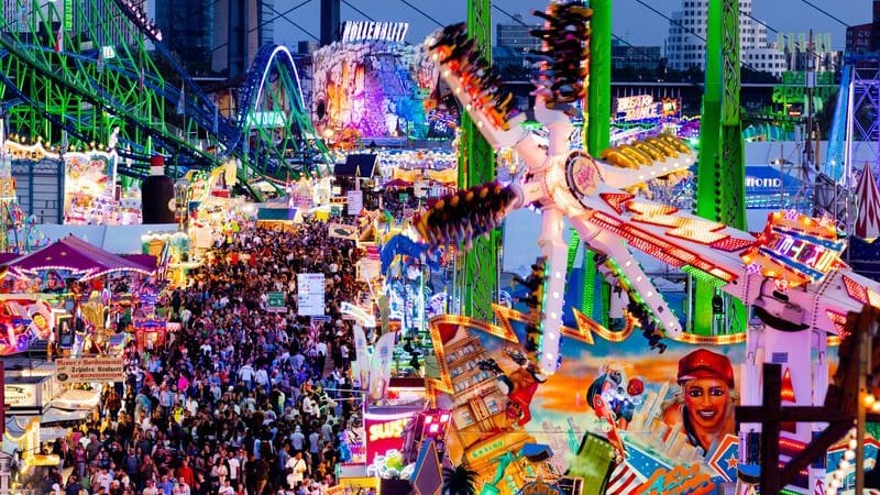 Besucher gehen über die Düsseldorfer Rheinkirmes (Archiv): An zehn Kirmestagen werden mehrere Millionen Besucherinnen und Besucher erwartet.