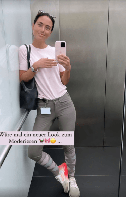 Franca Lehfeldt posiert im Fahrstuhl
