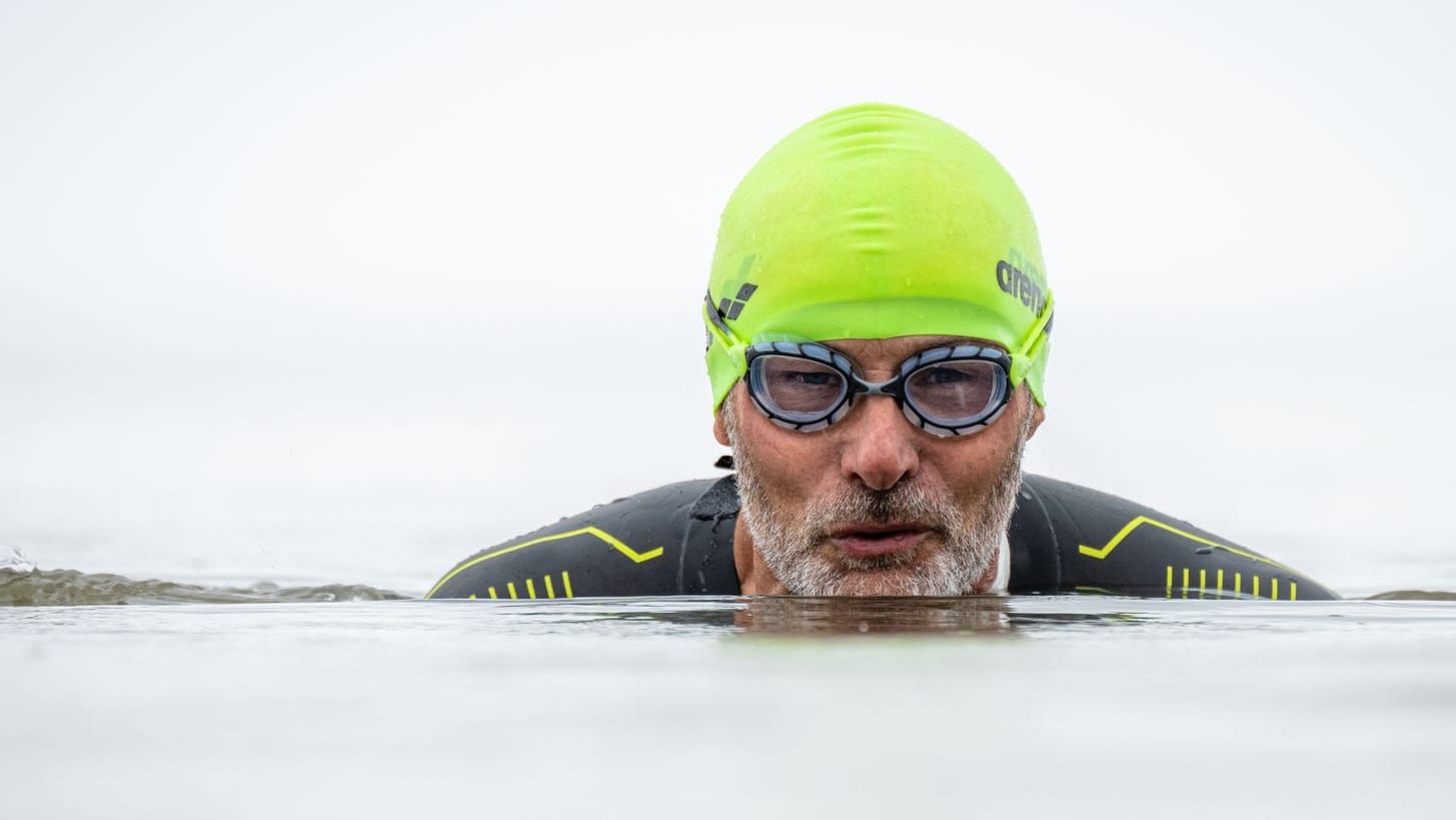 Frank Feldhus schwimmt durch die Nordsee (Archivfoto):. In nur 48 Stunden will der Oldenburger alle sieben Ostfriesischen Inseln von Wangerooge bis Borkum abschwimmen.