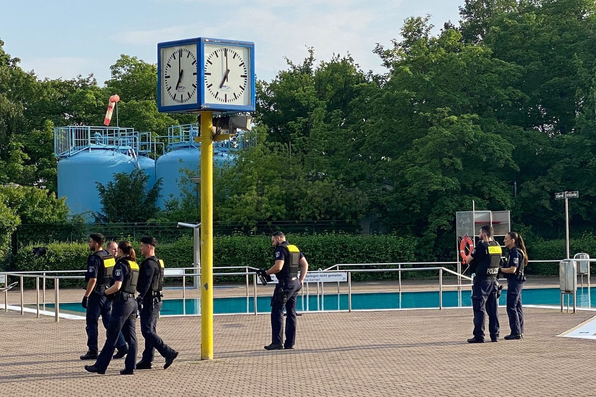 Polizeieinsatz in Freibad in Berlin-Neukölln