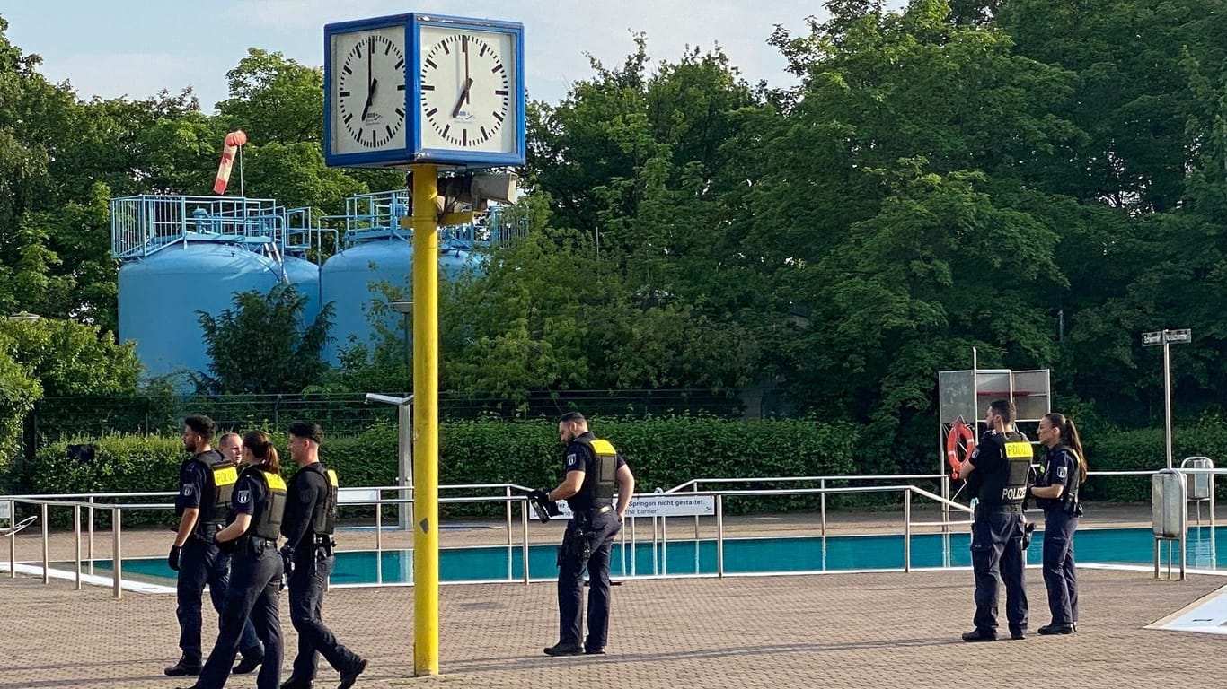 Polizeieinsatz in Freibad in Berlin-Neukölln