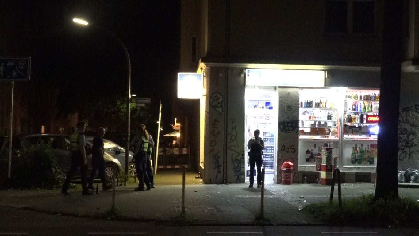 Einsatzkräfte der Polizei vor dem Stadion-Kiosk: Hier ist es am Samstagabend zu einer Auseinandersetzung dreier Männer gekommen.