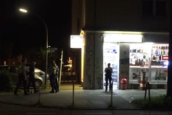 EinsatzkrΓ€fte der Polizei vor dem Stadion-Kiosk: Hier ist es am Samstagabend zu einer Auseinandersetzung dreier MΓ€nner gekommen. EinsatzkrΓ€fte der Polizei vor dem Stadion-Kiosk: Hier ist es am Samstagabend zu einer Auseinandersetzung dreier MΓ€nner gekommen.