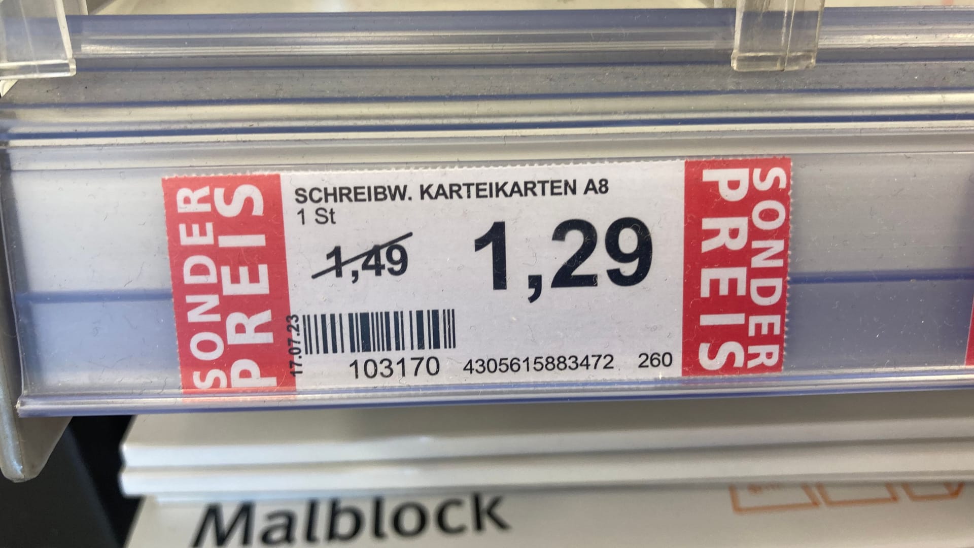 Schnäppchen: Wer sparen will, sollte auch auf die Etiketten mit den roten Balken an den Seiten achten.