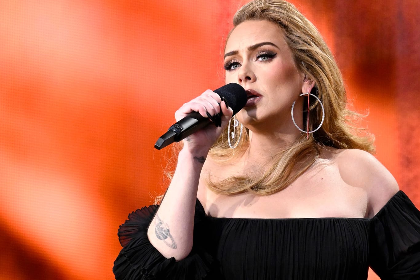 Adele: Mehrere Auftritte fallen krankheitsbedingt aus.