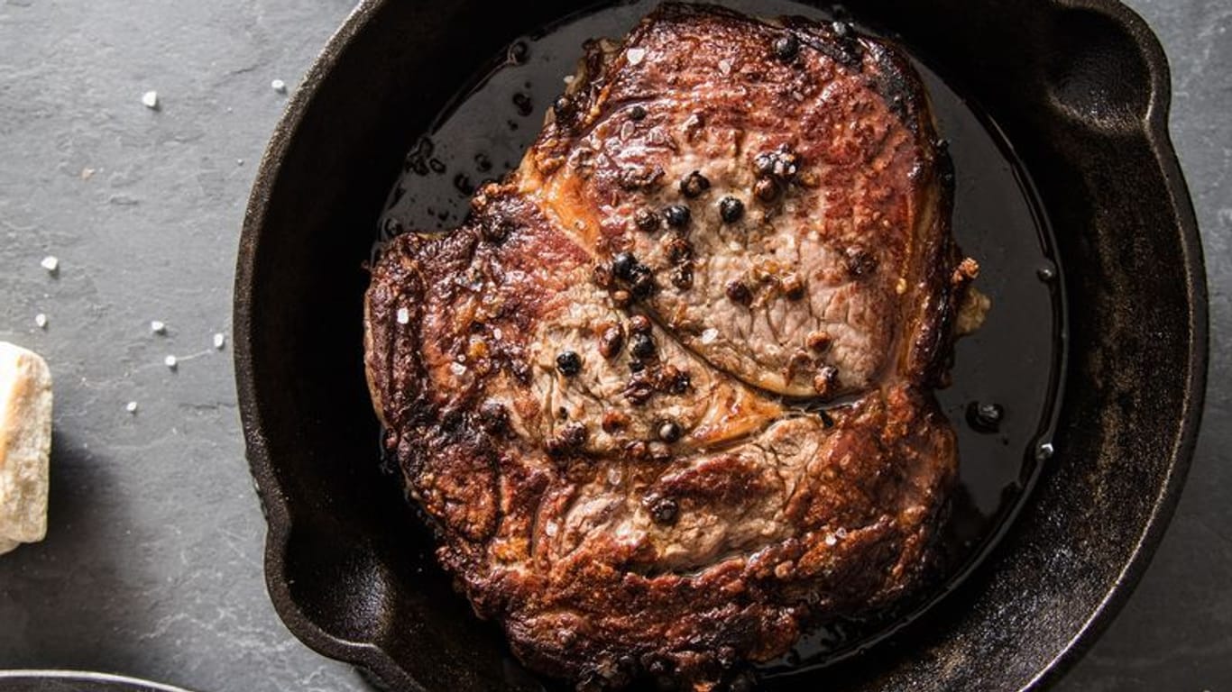 Manche mögen's heiß: Eine gusseiserne Pfanne kann hoch erhitzt werden und ist somit ideal zum Braten von Steaks.