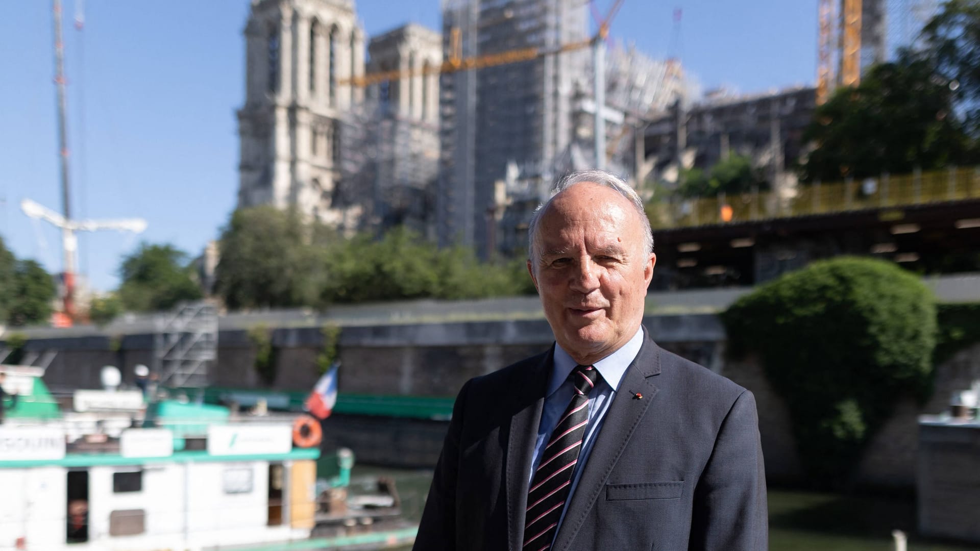 General Georgelin vor der Baustelle Notre-Dame: Wiederaufbau mit militärischem Eifer.