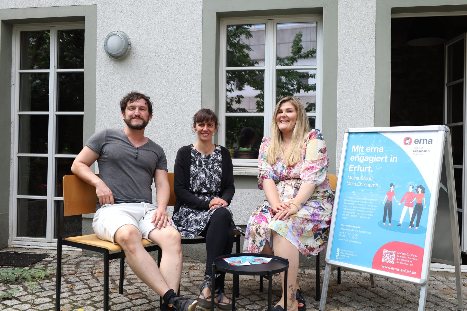 v.l.: Praktikant Stefan Nixdorf, Projektmitarbeiterin Sandra Nehrlich und Projektleitung Franziska Herold präsentieren das Angebot der erna.