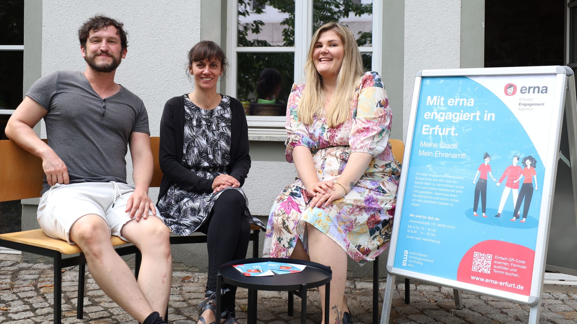 v.l.: Praktikant Stefan Nixdorf, Projektmitarbeiterin Sandra Nehrlich und Projektleitung Franziska Herold präsentieren das Angebot der erna.