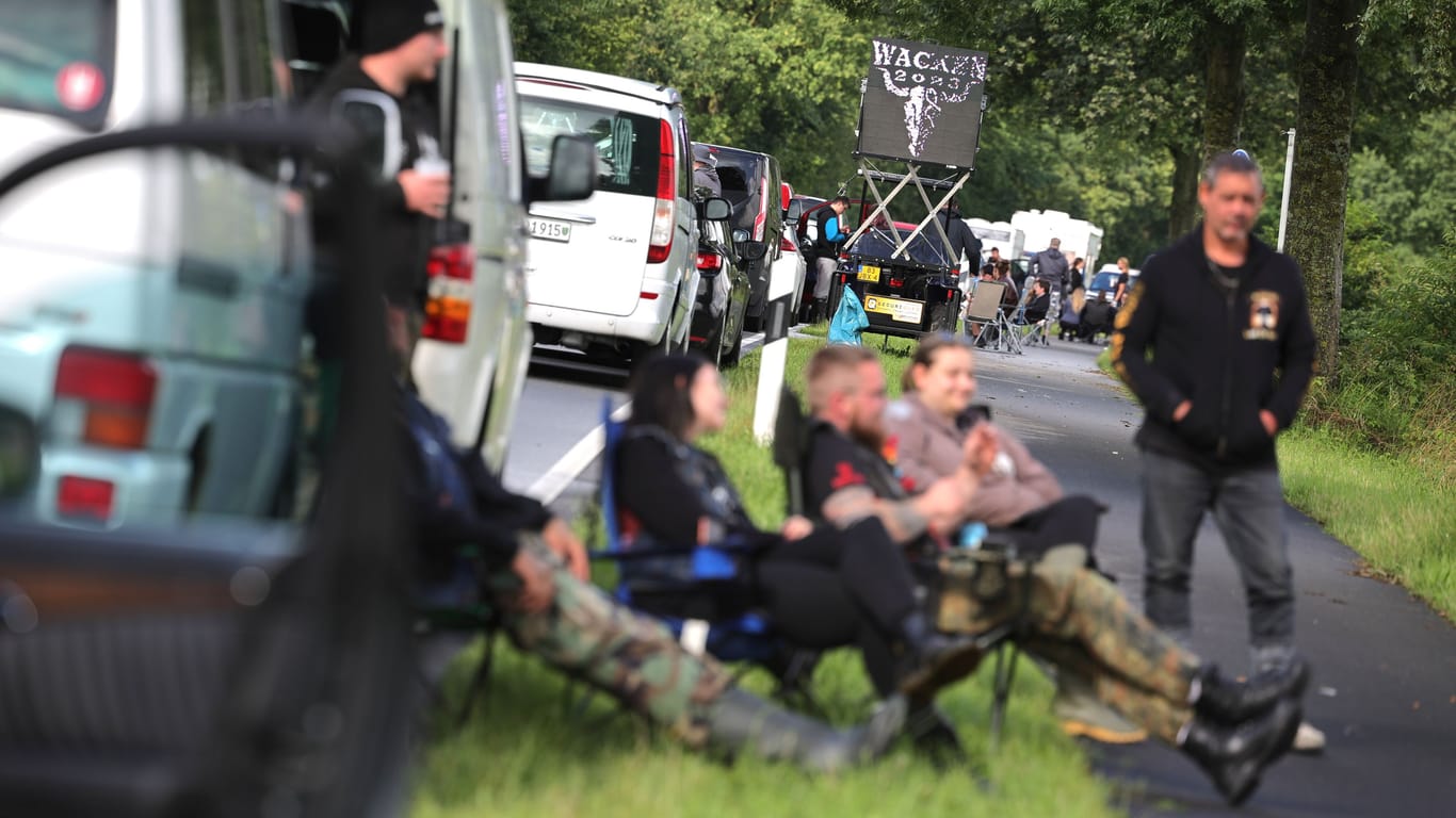 Fans stehen mit ihren Fahrzeugen im Anreisestau: Das Wacken Open-Air (WOA) vom 2. bis 5. August gilt als größtes Heavy-Metal-Festival der Welt.