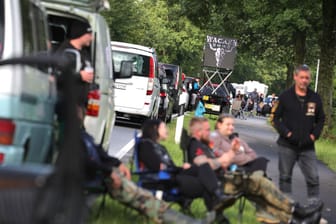 Fans stehen mit ihren Fahrzeugen im Anreisestau: Das Wacken Open-Air (WOA) vom 2. bis 5. August gilt als größtes Heavy-Metal-Festival der Welt.