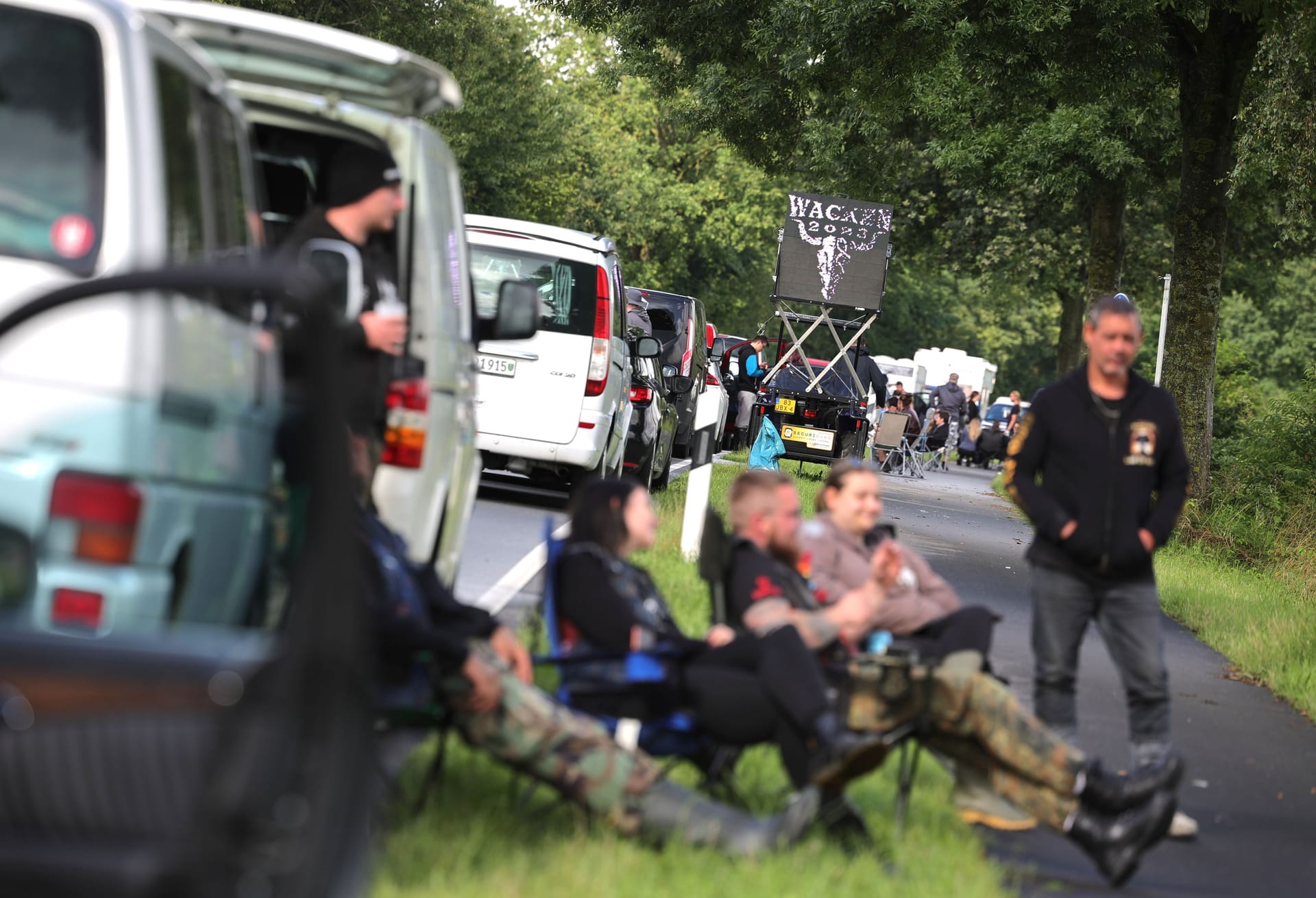 Fans stehen mit ihren Fahrzeugen im Anreisestau: Das Wacken Open-Air (WOA) vom 2. bis 5. August gilt als größtes Heavy-Metal-Festival der Welt.