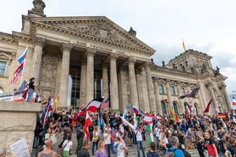 Teilnehmer einer Kundgebung gegen die Corona-Maßnahmen stehen auf den Stufen zum Reichstagsgebäude (Archivbild): Diese Szene ist drei Jahre her.