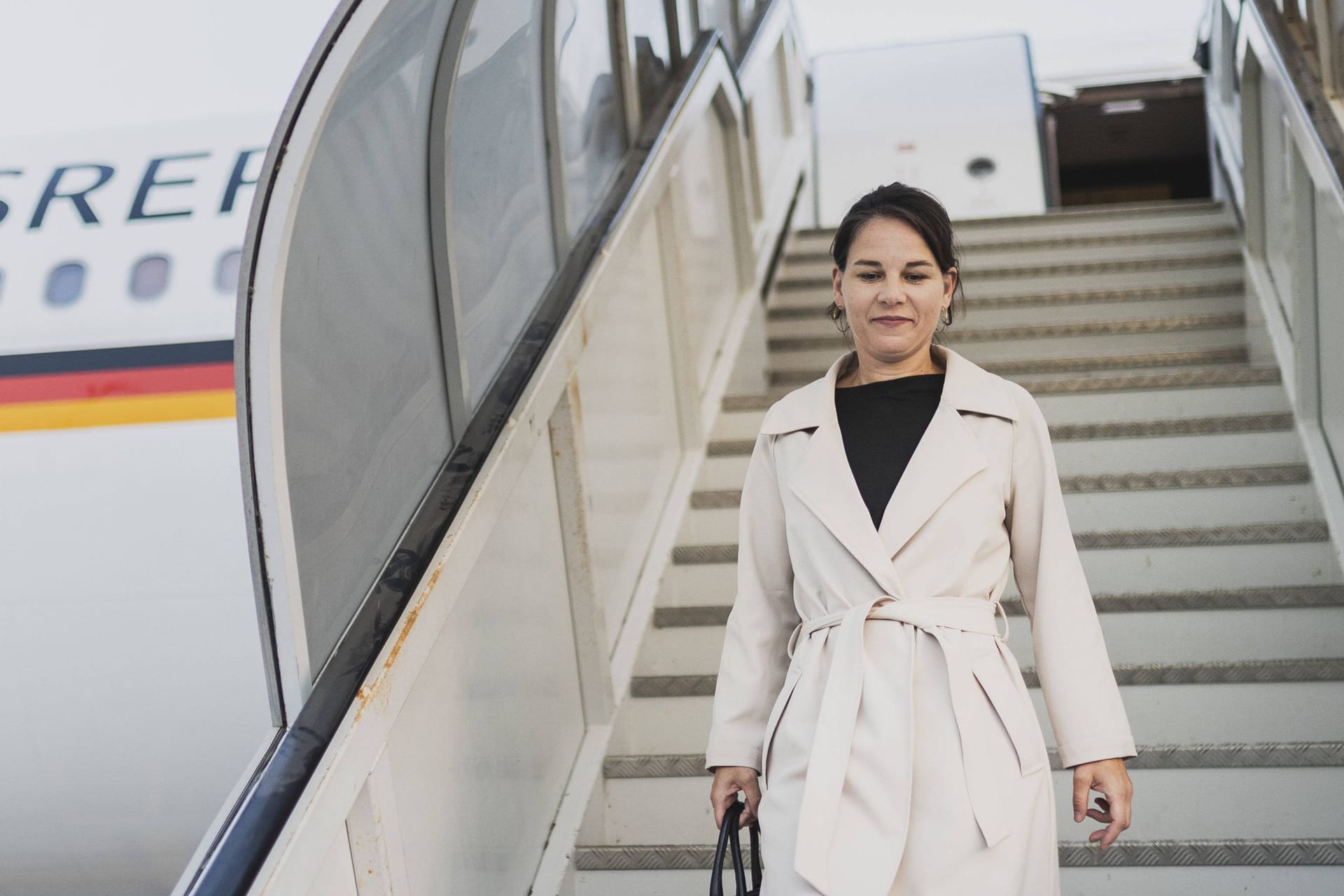 Annalena Baerbock steigt aus dem Flugzeug aus (Archivbild): Die Bundesaußenministerin bricht die Reise in die Pazifik-Region ab.