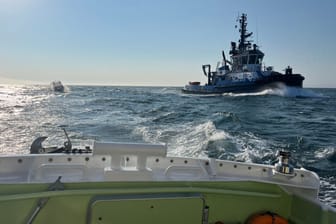 Mit dem Seenotrettungsboot KONRAD-OTTO und dem Schlepper Fairplay 36 wurde die orientierungslose Motorbootbesatzung in den Hafen geleitet