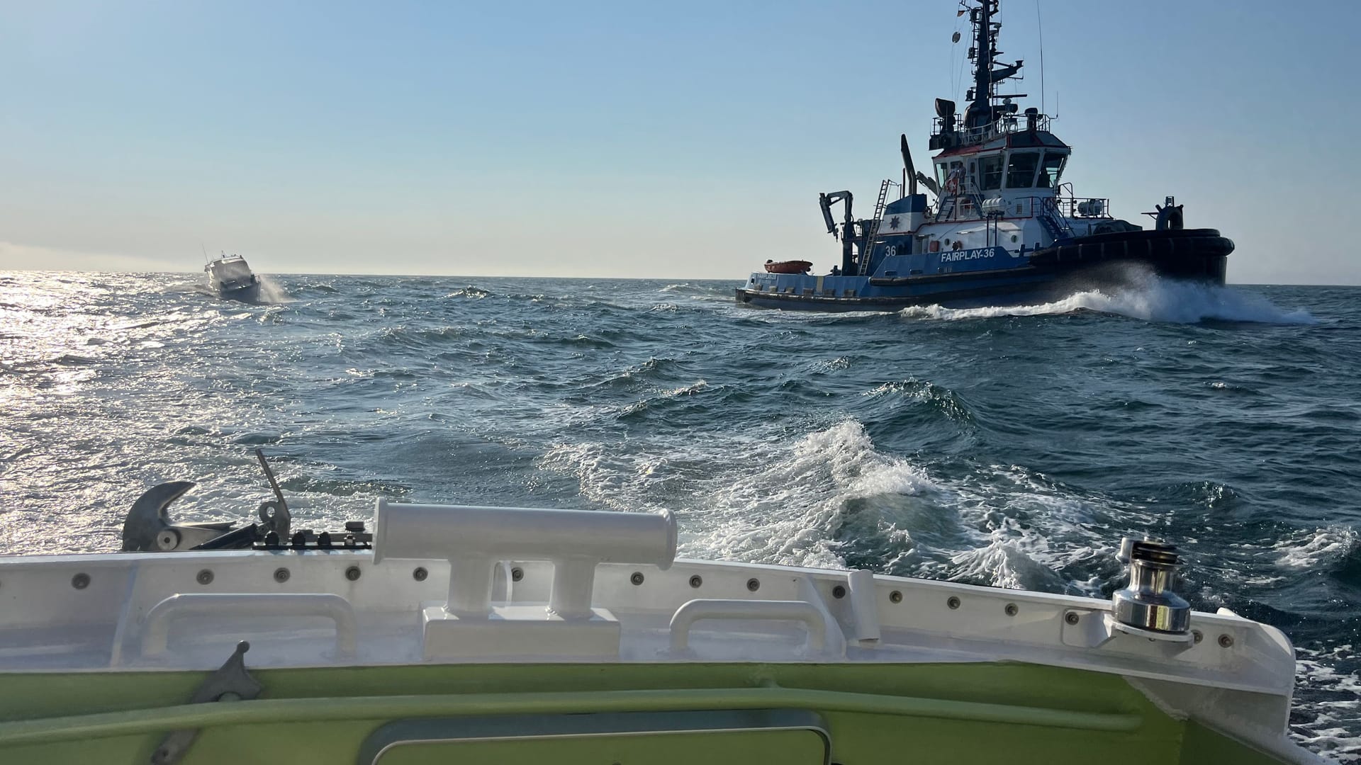 Mit dem Seenotrettungsboot KONRAD-OTTO und dem Schlepper Fairplay 36 wurde die orientierungslose Motorbootbesatzung in den Hafen geleitet