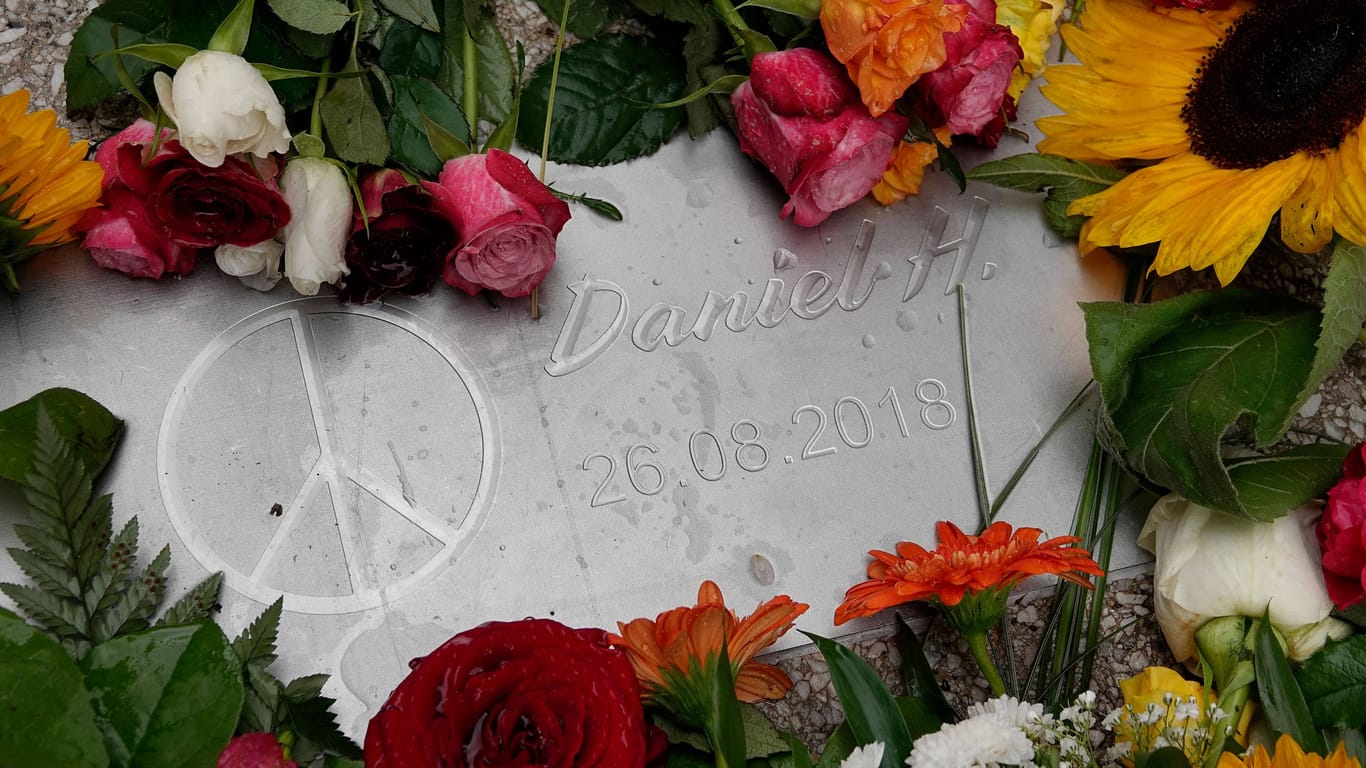 Gedenkstätte: In Chemnitz erinnert eine Tafel am Tatort an Daniel H., der vor fünf Jahren erstochen wurde und dessen Tod eine Welle von gewalttätigen Protesten auslöste.