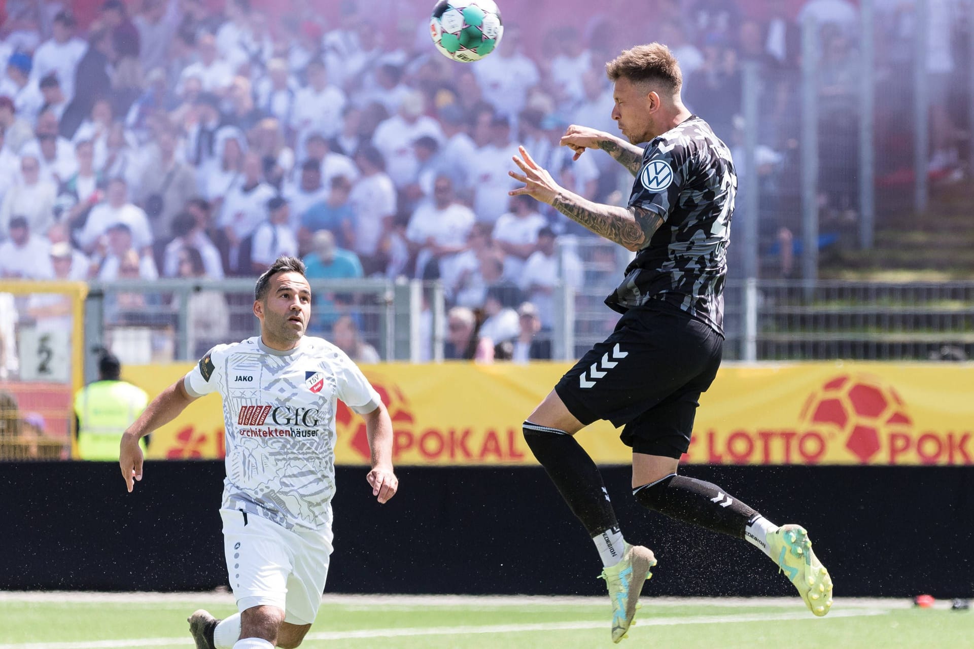 Teutonia-Spieler Tjorben Uphoff steigt für einen Kopfball in die Luft, der Gegner schaut zu (Archivbild): Im Finale des Hamburg-Pokals sicherte sich Ottensen die Teilnahme am DFB-Pokal.