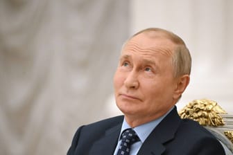 Russlands Präsident Wladimir Putin Mitte August im Kreml: Durch den Ex-Geheimdienstler an der Staatsspitze haben die russischen Nachrichtendienste eine enorme Macht gewonnen.