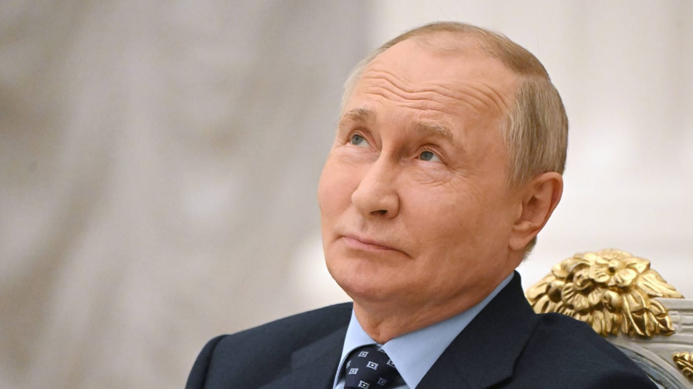 Russlands Präsident Wladimir Putin Mitte August im Kreml: Durch den Ex-Geheimdienstler an der Staatsspitze haben die russischen Nachrichtendienste eine enorme Macht gewonnen.
