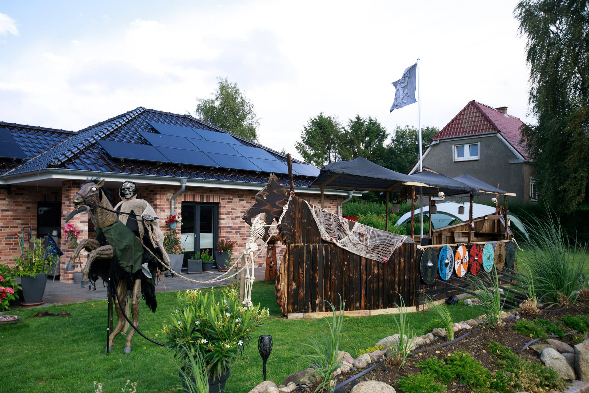Auch die Anwohner im schleswig-holsteinischen Wacken freuten sich auf die Festivalbesucher und bereiteten traditionell ihre Gärten vor.