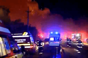 Rettungskräfte am Ort der Explosion in Rumänien.