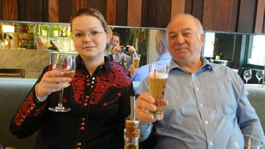 Sergeij Skripal mit seiner Tochter Julija in einem Restaurant in Salisbury kurz bevor beide bewusstlos in einem Park gefunden wurden.