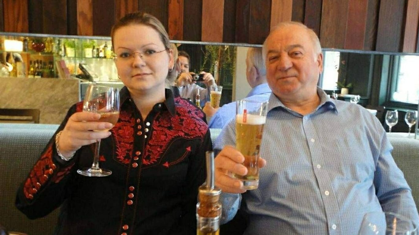 Sergeij Skripal mit seiner Tochter Julija in einem Restaurant in Salisbury kurz bevor beide bewusstlos in einem Park gefunden wurden.