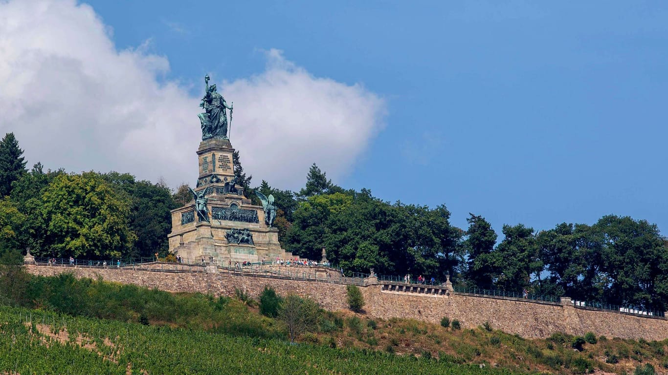Das Niederwalddenkmal oberhalb der Stadt Rüdesheim (Archivbild): Der Straßen-, Zug- und Schiffsverkehr sind nach dem Bombenfund in der Nähe des Denkmals beeinträchtigt.